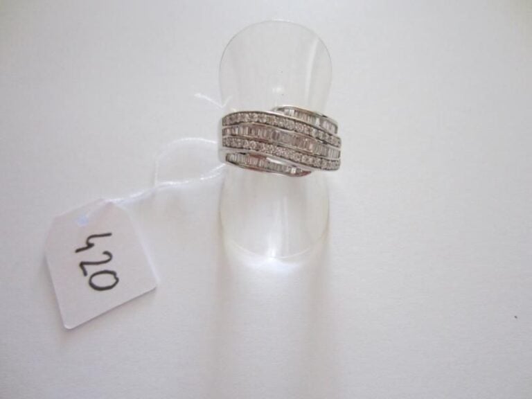 BAGUE «vague» en or gris serti d'alignements de diamants baguettes et taille brillan