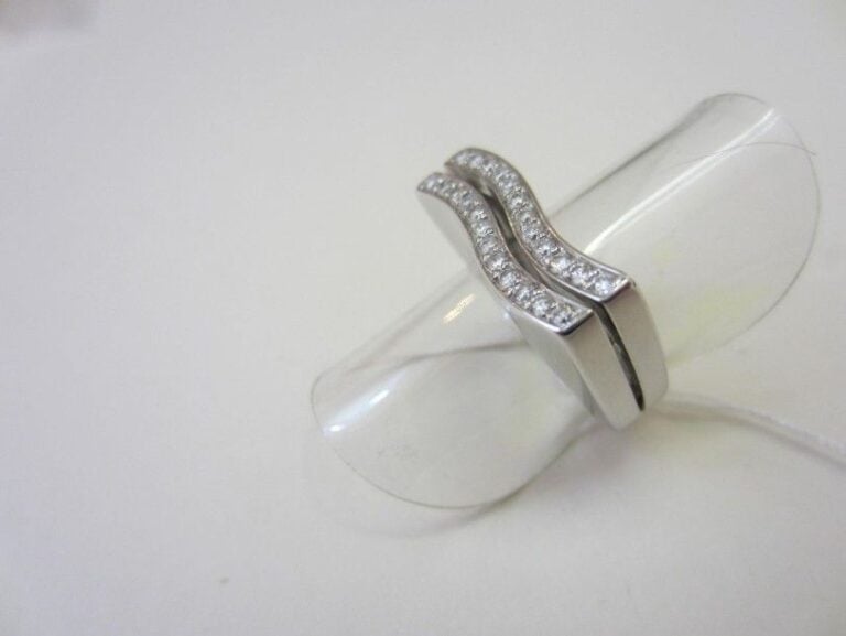 BAGUE «vagues» en or gris (750 millièmes) ajouré serti de diamants taille brillan