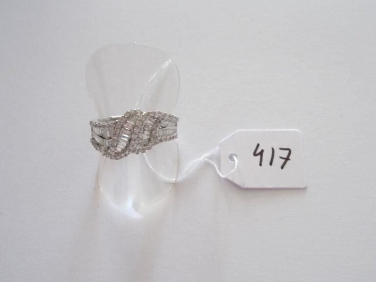 BAGUE «volute» en or gris serti d'alignements de diamants baguettes, taepers et taille brillan