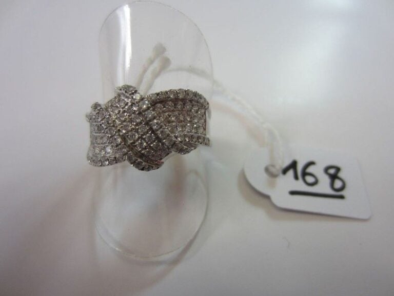 BAGUE «volute» en or gris serti d'un pavage de diamants taille brillan