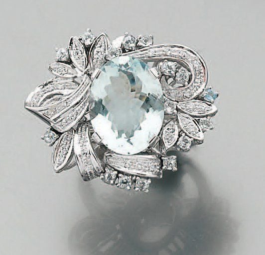 BAGUE «volutes » en or gris 14 ct serti d'une aigue-marine de forme ovale au centre, et petits diamant