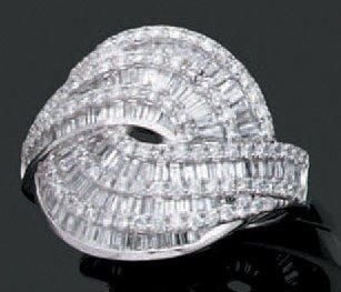 BAGUE «volutes» en or gris ajouré serti de diamants baguettes soulignés de diamants taille brillan