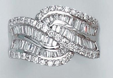 BAGUE «volutes» en or gris serti de diamants baguettes bordés d'alignements de diamants taille brillan