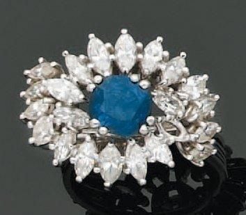 BAGUE «volutes» en platine ajouré serti d'un saphir de forme coussin et de diamants navette