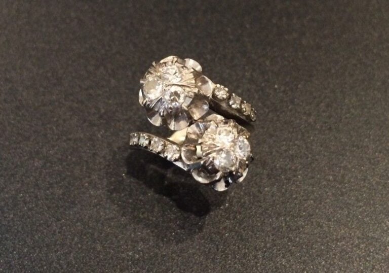 BAGUE « vous et moi » en or gris (750 millièmes) ciselé sertis de petits diamant