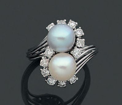 BAGUE «vous et moi» en or gris (750 millièmes) orné d'une perle de culture de couleur grise et blanche, soulignées de diamants taille brillan