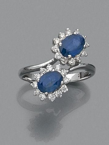BAGUE « vous et moi » en or gris (750 millièmes) terminé par deux saphirs de forme ovale entouré de diamants taille brillan