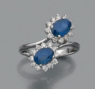 BAGUE «vous et moi» en or gris (750 millièmes) terminé par deux saphirs de forme ovale entouré de diamants taille brillan