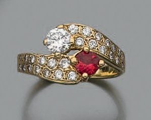 BAGUE «vous et moi» en or jaune (750 millièmes) serti d'une pierre rouge et d'un diamant taille brillant épaulés de petits diamant