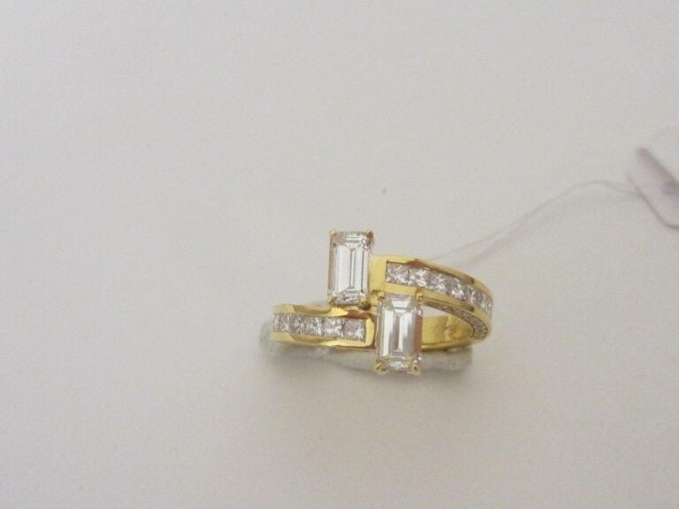 BAGUE «vous et moi» en or jaune (750 millièmes) serti de lignes de diamants taille princesse et taille brillant terminés par deux diamants taille émeraud