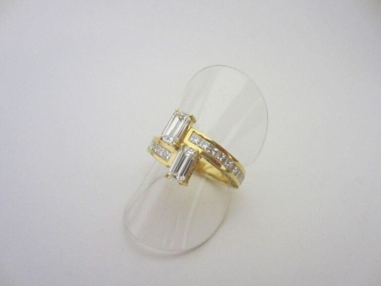 BAGUE «vous et moi» en or jaune (750 millièmes) serti de lignes de diamants taille princesse et taille brillant terminés par deux diamants taille émeraud