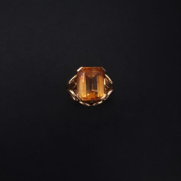 BAGUES en or jaune (750 millièmes) ajouré à motifs de volutes, serti d'une citrine rectangulaire taillée à degré