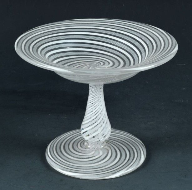 Baguier à jambe balustre en cristal à décor de rubans et filigranes blancs spiralé