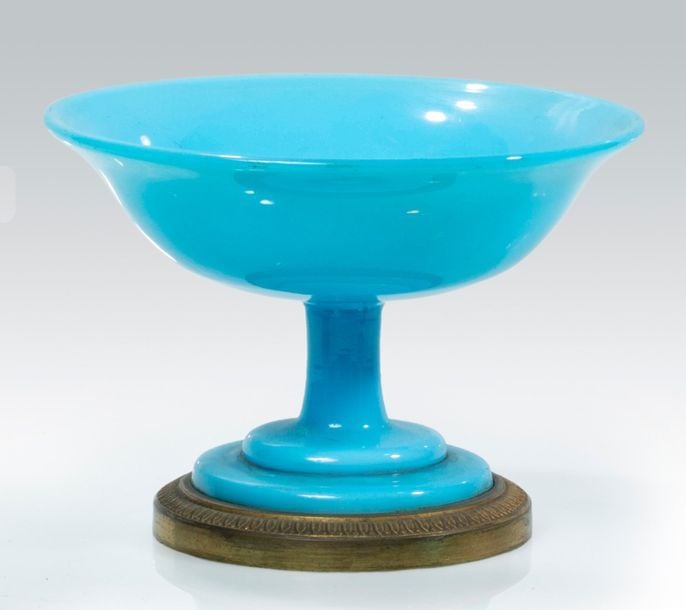 Baguier sur pied en opaline de cristal turquoise; base en bronze doré à décor de bandeau de feuilles d'ea