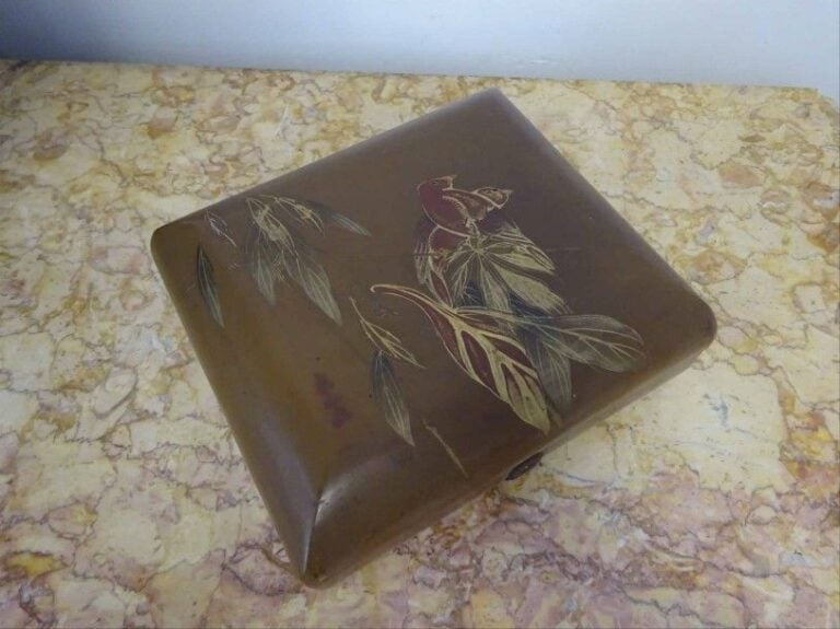 BAKO LAQUE A DECOR D'OISEAUX Japon époque début XXe siècle De section carrée la boîte ouvre par un couvercle et présente une serrur