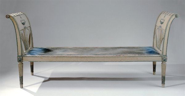 Banquette à côtés renversés, en bois sculpté et ajouré, laqué gris et bleu à décor de vases à l'Antique et ruban