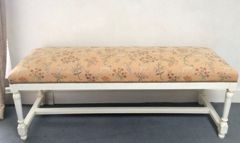 Banquette en bois laqué blanc et tissu beige à fleur