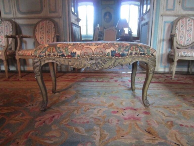 Banquette en bois sculpté mouluré vert à décor de coquille