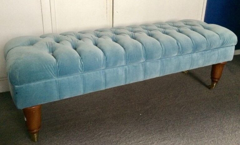 Banquette en velours bleu ciel capitonné, sur roulette