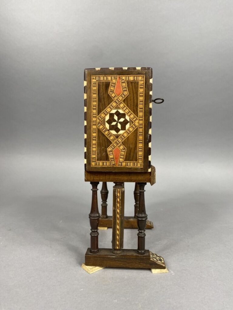 Bargueno miniature en bois de placage à décor d'incrustations d'os et os teinté…