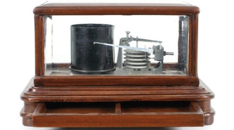 BAROGRAPHE Sous-vitrine d'acajou à quatre côtés en verre biseauté, quatre capsules de Vid