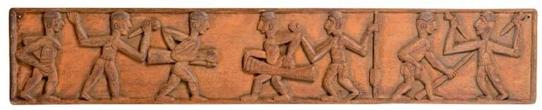 Bas-relief en bois sculpté représentant deux tribus en attaqu