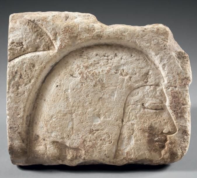 Bas-relief fragmentaire représentant un profil féminin à droit