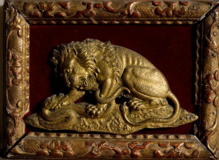 Bas-relief, lion et serpent en bronze dor