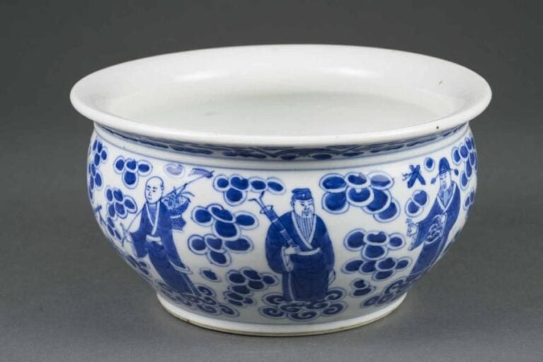 BASSIN / BRULE-PARFUM EN PORCELAINE BLEU BLANC A DECOR DES HUIT IMMORTELS TAOISTES, LU Chine ou Vietnam, Fin de la Dynastie Qing ou de la Dynastie Nguyen, Epoque XIXe siècle A panse compressée, lèvre évasée et pied annulair