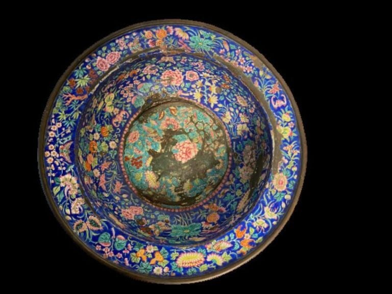 BASSIN EN BRONZE ET EMAUX CLOISONNÉS, à décor polychrome sur fond bleu fonc