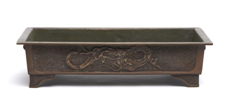 Bassin en bronze (suiban) orné d'un relief de dragon et (à l'envers) d'un phoeni