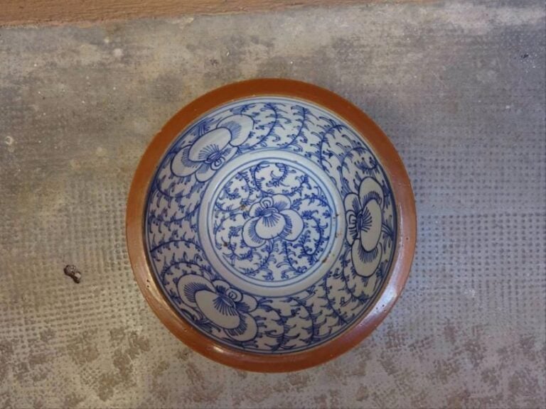 BASSIN EN PORCELAINE EMAILLE BRUN ET BLEU BLANC Vietnam, Probablement d'époque XIXe siècle Provenant d'un carg