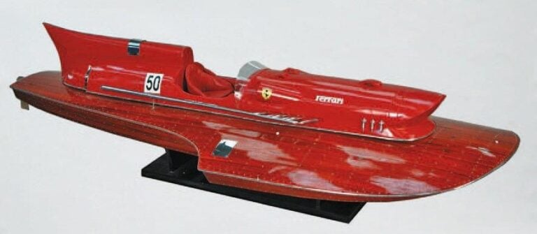 BATEAU FERRARI GRAND MODÈLE Maquette de bateau Ferrari hydroplane, vernis acajo