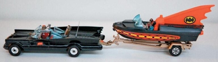 Batman Corgi - Batmobile avec Batboat Occasion sans Boîte, État neuf England, 1980 En métal - 1/36e - Version roues larges et phares jaunes
