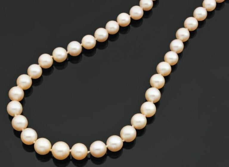 Beau COLLIER de perles de culture blanches, en chut