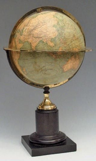 Beau globe terrestre signé Delamarche rue Serpente à Pari