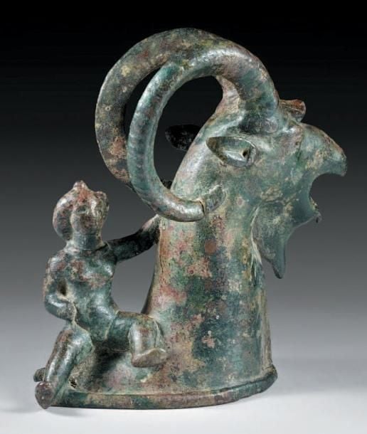Bec de vase (?) en forme de capridé la gueule ouvert