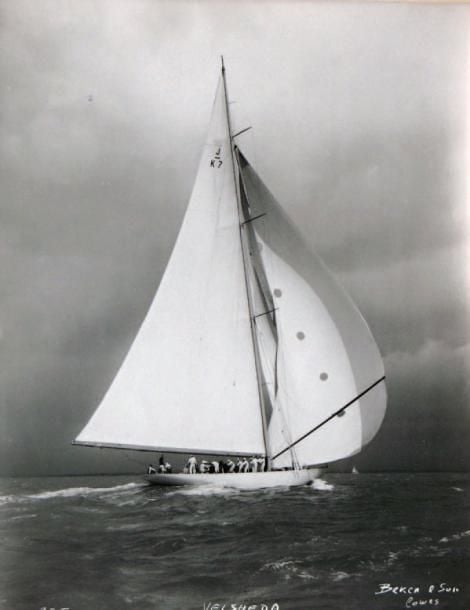 BEKEN et SON Photographie ancienne : Le Yacht « Velsheda » sous spi par temps d'orag