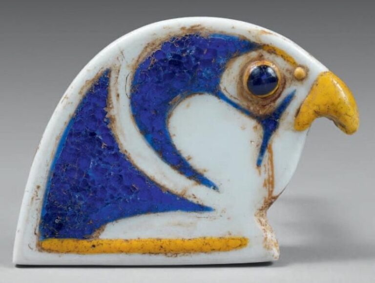 Bel élément d'incrustation de collier ousekh représentant une tête de faucon Horus de profil droi