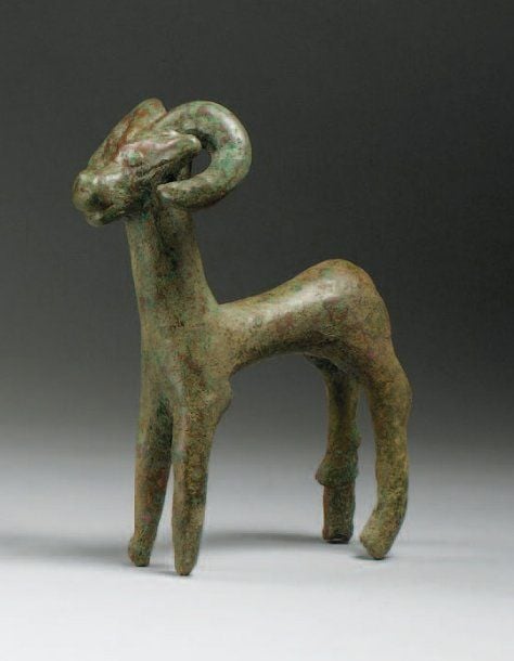BÉLIER Statuette de bélier debout, aux cornes enroulées autour des oreilles et long cou cylindriqu