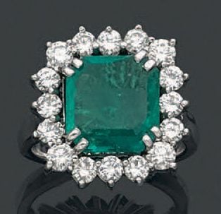 Belle BAGUE «marguerite» en or gris (750 millièmes) serti d'une émeraude carrée taillée à degrés entourée de diamants taille brillan