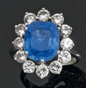 Belle BAGUE « marguerite » en or gris serti d'un important saphir de forme coussin entouré de diamants taille brillan
