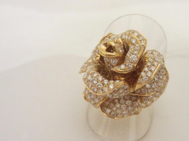 Belle BAGUE « rose » en or rose (750 millièmes) partiellement pavé de diamant taille brillan