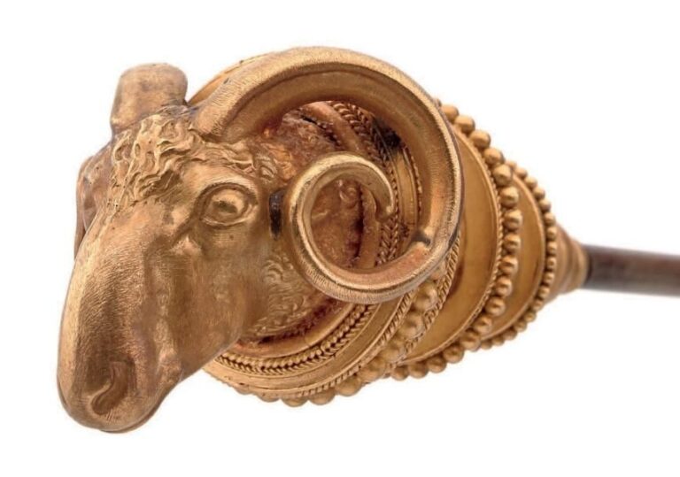Belle ÉPINGLE À CHAPEAU «tête de bélier» en or jaune (750 millièmes) ajouré, ciselé, torsadé et boulé à motifs de granule