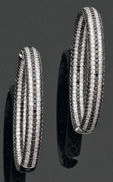 Belle paire de BOUCLES D'OREILLES « créoles » en or gris entièrement serti de lignes de diamants blancs et noirs alternée