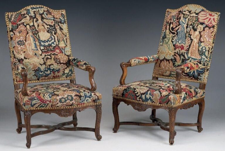 Belle paire de fauteuils en bois naturel mouluré de coquilles et rinceau