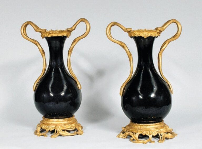 BELLE PAIRE DE VASES en porcelaine à fond gros ble