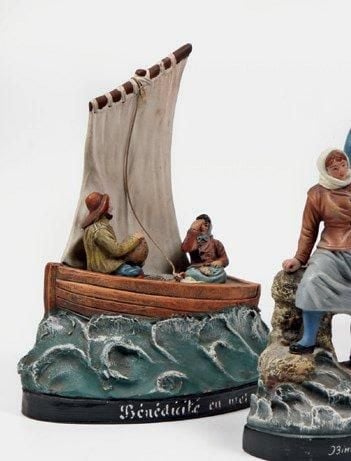 «BÉNÉDICTE EN MER» Couple de pêcheurs dans une barque en terre cuite polychrome, cachet de la céramique d'Art de l'Isle-Adam, nommée et située «Sables-d'Olonne