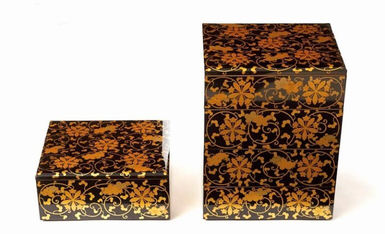 Bento dont l'intérieur est laqué rouge et l'extérieur noir en maki-e avec un décor flora
