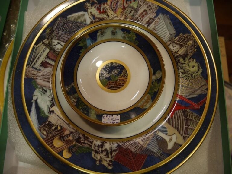 BERNARDAUD : Deux plats à tarte, Partie de service Métropolis et 3 tasses à thé frivoles